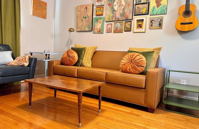Bright & Cheerful-Near Restaurants, Coffee, & Large Park. King Bed Dogs Allowed