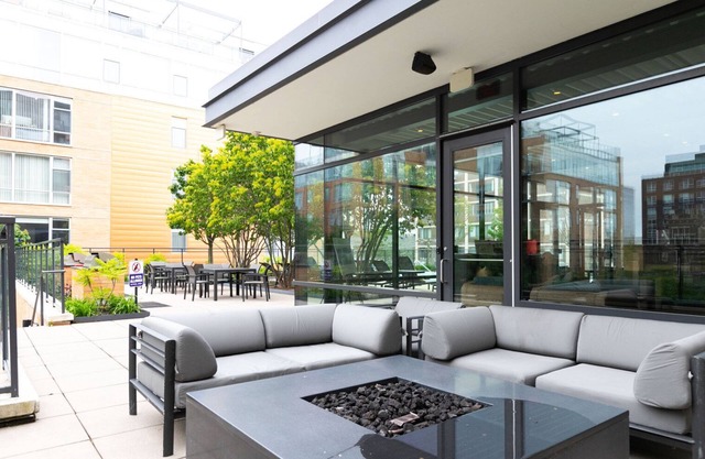 Bright Evanston 1BR w/Pool & Gym, walk to Northwestern, by Blueground