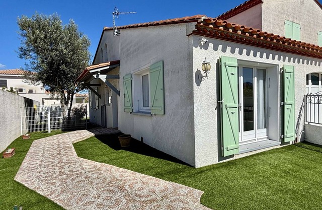 Bright Ground-Floor Apartment with Garden in Quiet Area, Close to Beach and Shops