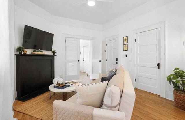 Bright Modern Coastal Retreat Near SCAD, 5-Minute Walk to Starland Yard + Food!