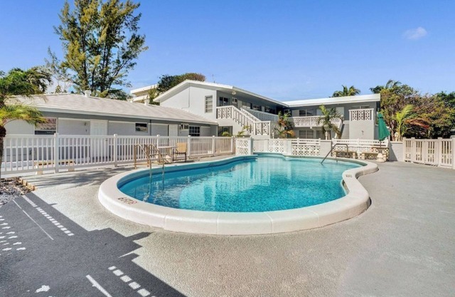 Bright Pompano Beach Aparthotel: Poolside Bliss Just Steps from the Shore!