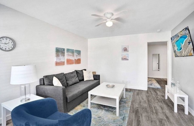 Bright Pompano Beach Aparthotel: Poolside Bliss Just Steps from the Shore!