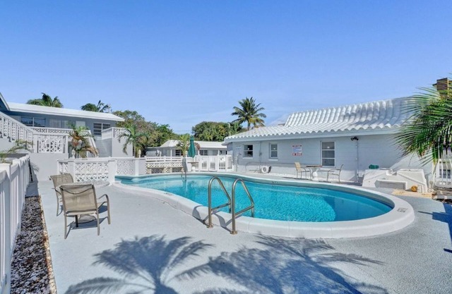 Bright Pompano Beach Aparthotel: Poolside Bliss Just Steps from the Shore!