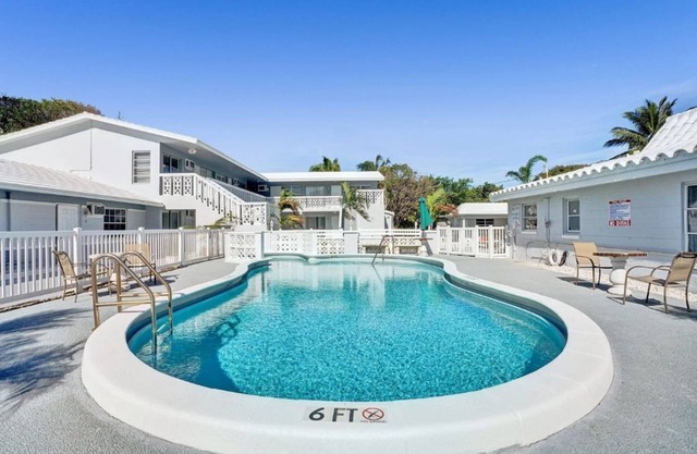 Bright Pompano Beach Aparthotel: Poolside Bliss Just Steps from the Shore!