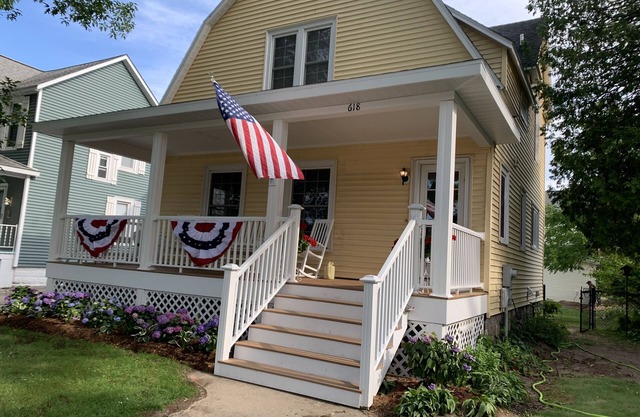 Bright Remodeled 3br in town, walk to beach and bay!