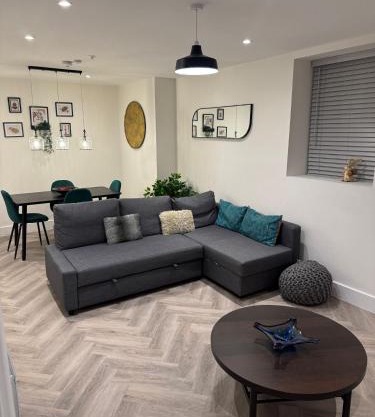 BRIGHT & SPACIOUS Apartment, ST ALBANS CITY CENTRE, PRIME LOCATION, Walk to TRAIN STATION, Allocated PARKING SPACE