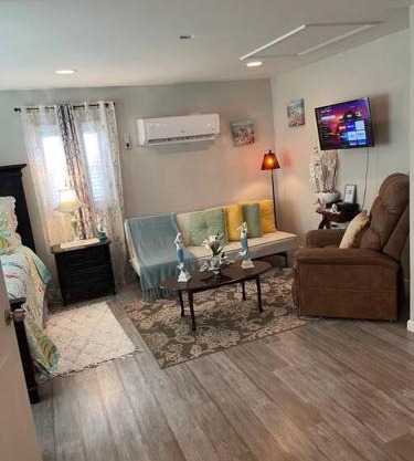 Bright Spacious Studio Near City and Palm Beach