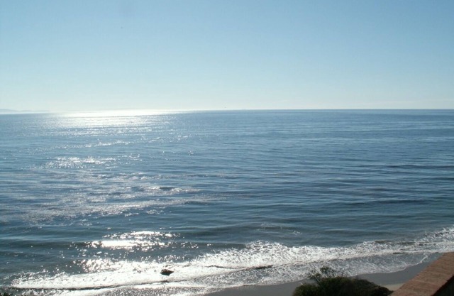 Bright, Sunny Oceanfront Beach Cottage in Santa Barbara!