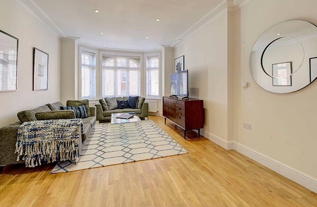 Bright Three Bedroom Apartment in Hammersmith
