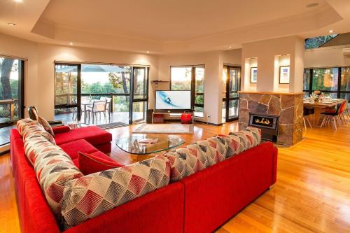 Bringa - Spacious Bushland Retreat with Scenic Views