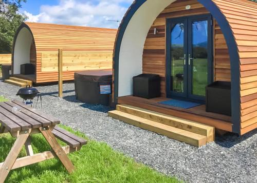 Bron Eifion Lodges
