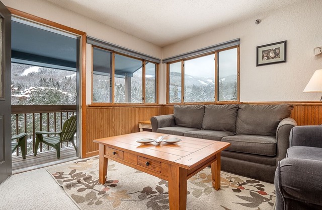 Brookside I B-406 | 2 Bed, 1 Bath