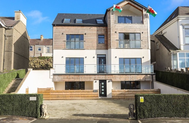 BRYN MIN MANTON BACH, pet friendly, with a garden in Caernarfon