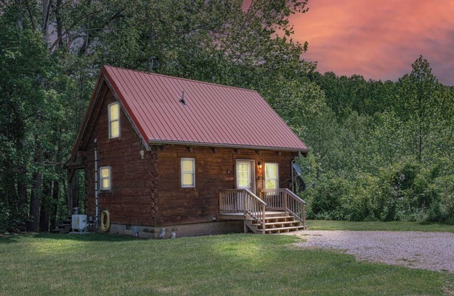 Buckeye Loft Couples Cabin: Dog + Budget-friendly log home near Hocking River