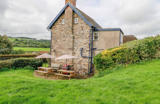 BUCKINGHAMS LEARY FARM COTTAGE, pet friendly in Filleigh