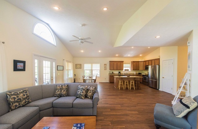 Built in 2007 - 4 BR/3 BA Lakeview in Grand Rivers - The Only City on Both Lakes