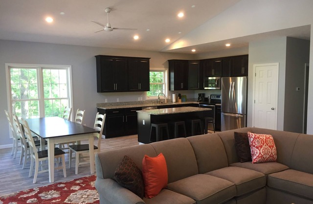 Built in 2017 - 4 BR/3 BA Lakeview in Grand Rivers - The Only City on Both Lakes