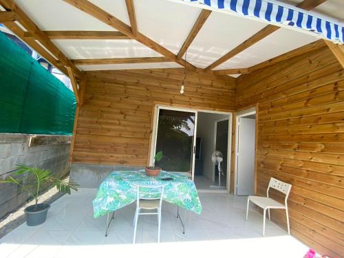Bungalow charmant à Schoelcher avec jardin clôturé