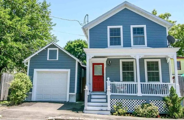 Bungalow Hudson - cozy 3 BR house with huge garden - steps from Warren Street!