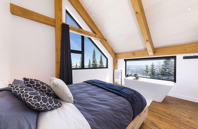 Chalet Valhalla - views, hot tub and coziness - less than 15km from Le Massif