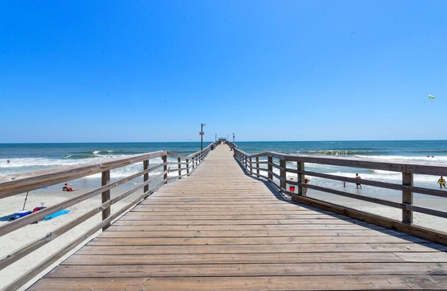 C · Modern 4BR Ground Level King Beds Steps 2 Beach #C