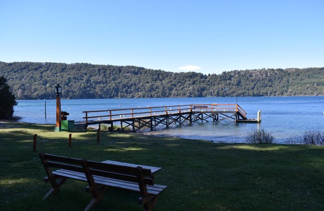 Cabaña con costa de lago