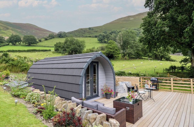 CABAN TIRION, romantic, with hot tub in Dolgellau
