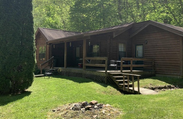 Cabin centrally located with hot tub and wi-fi