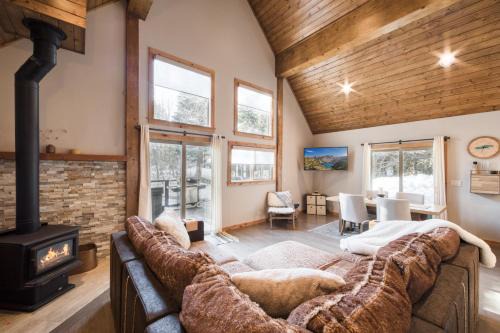 Cabin Fever at Tahoe Donner by Tahoe Getaways - 2 BR with Hot Tub & HOA