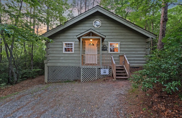 Cabin Getaway Hot Tub + Deck Near Helen