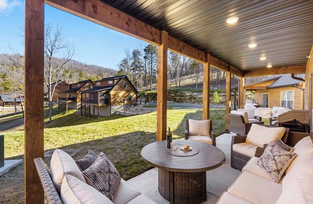 Cabin Near Table Rock Lake-Firepit-Pvt Hot Tub-Ultimate Community Amenity Experience-Free Tickets