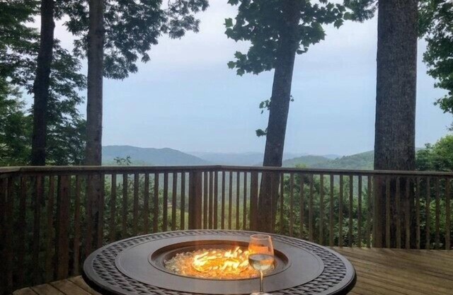 Cabin w/Views, Jacuzzi Bathtub, Fireplace, Screened Porch, Outdoor Hot Tub