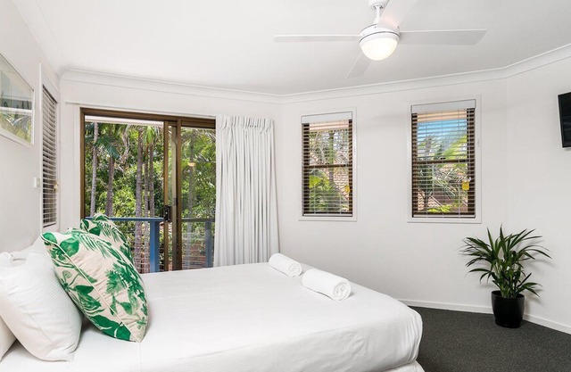 Calinda Sol 10 - Cafes, restaurants and beaches all within 5 min walk.