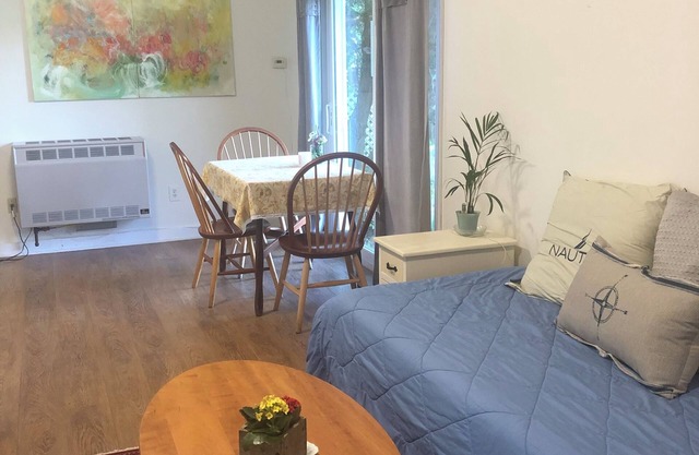 Camden 2 BR 1 BA, 1.4 miles from camden center. Stars and peepers and fireflies!