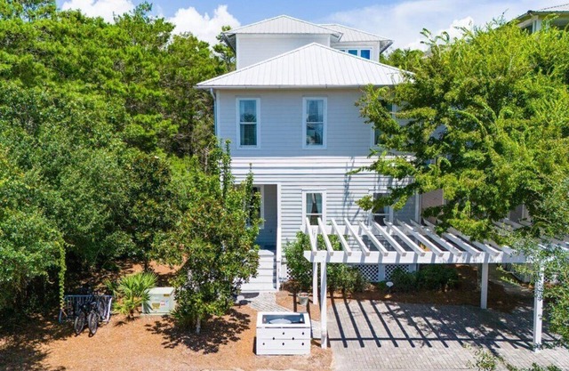 Camp Creek home w/bikes, pool, deeded beach access close to Alys & Rosemary