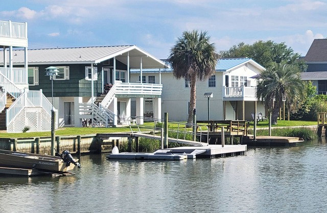 Canal Front Beach House, 2 Porches -1 screened, 2 TV Dens, Easy Walk to Beach