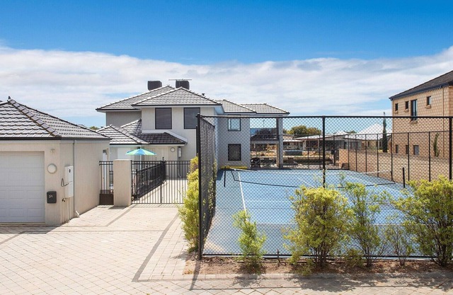 Canal Life Villa A- Shared pool, Tennis court, Jetty