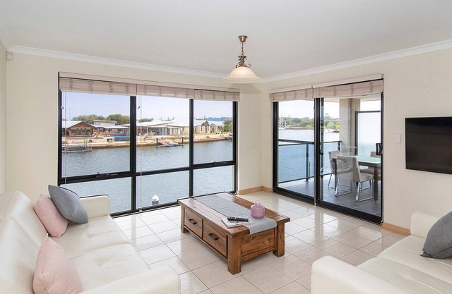 Canal Life Villa Tennis Court Jetty 