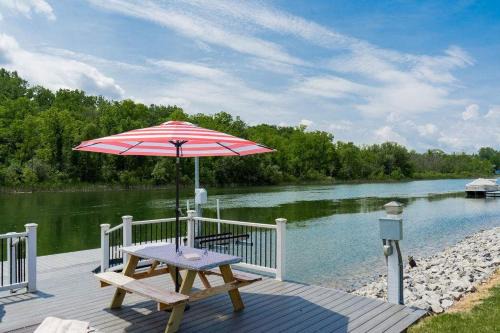 Canalside Cottage 3BR Lake Access Dock Fire Pit