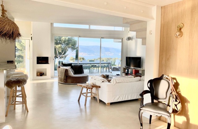 Cap Bénat, 8 people, real sea view, swimming pool, air conditioning, wifi, 180cm and 160cm bed