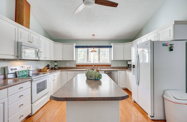 Cape Carteret Home ~ 3 Mi to Crystal Coast Beaches