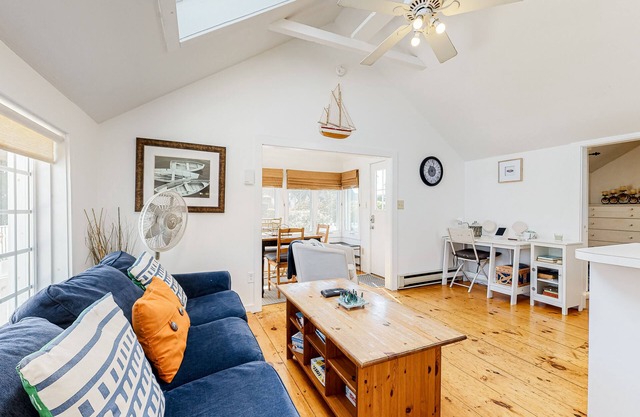 Cape Cod cottage with patio - near golf, 100 yards to private Mashpee Beach