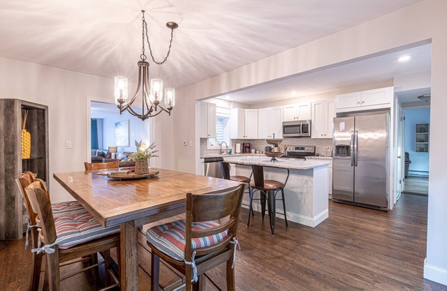 Cape Cod, Sandwich - Newly Renovated Spacious Family Getaway, 5 min to the Beach