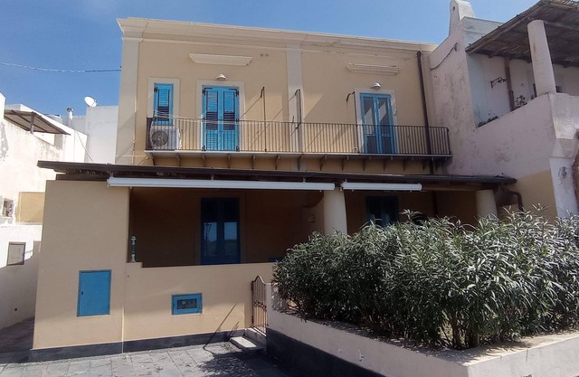 CARAEDO HOUSE - just steps from the sea
