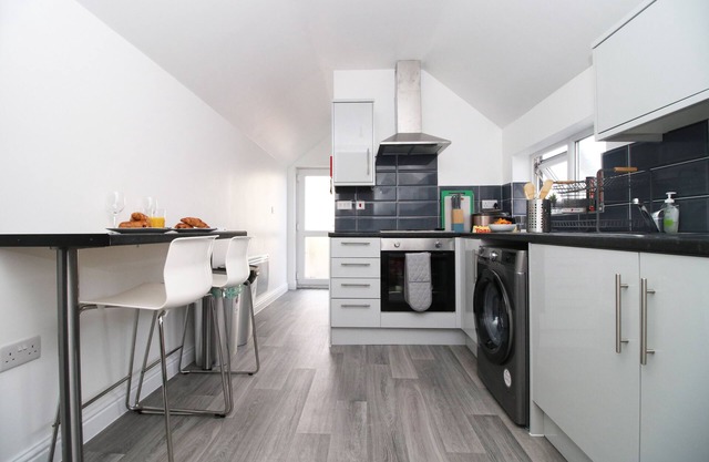 Cardiff Private Double Rooms with Shared Bathroom Wi-Fi and Free On-Street Parking