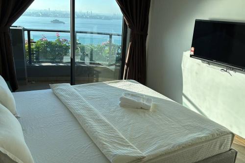 Carnelian Tower Hotel at ForestCity 4114 with WIFI