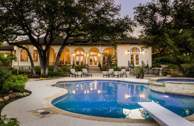 Carnley House: 4000 sq ft. Huge Pool with Amazing Outdoor Space!