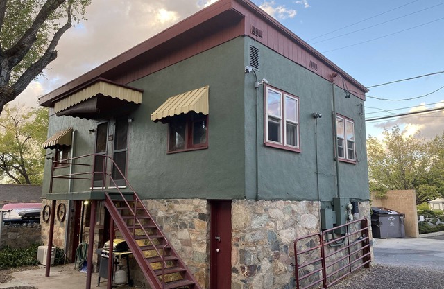 Carriage Apartment short walk to downtown Prescott.