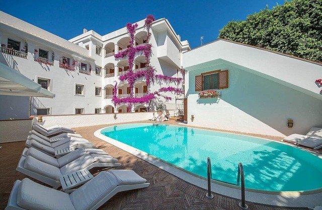 Casa Alloro B: A welcoming apartment located in the center of Minori and a few meters from the sea.