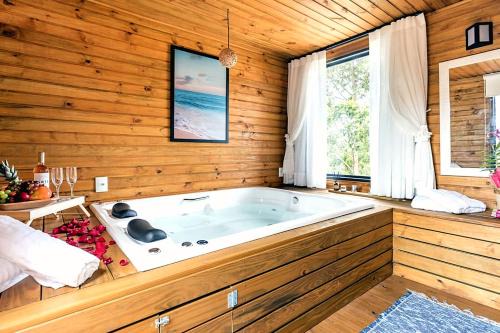 Casa com Banheira, Piscina e Quadra de Areia